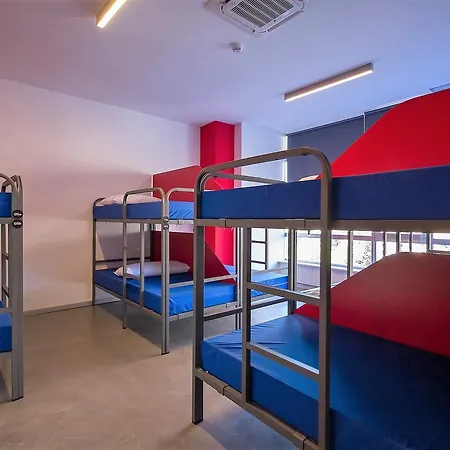 Iron אכסניה
